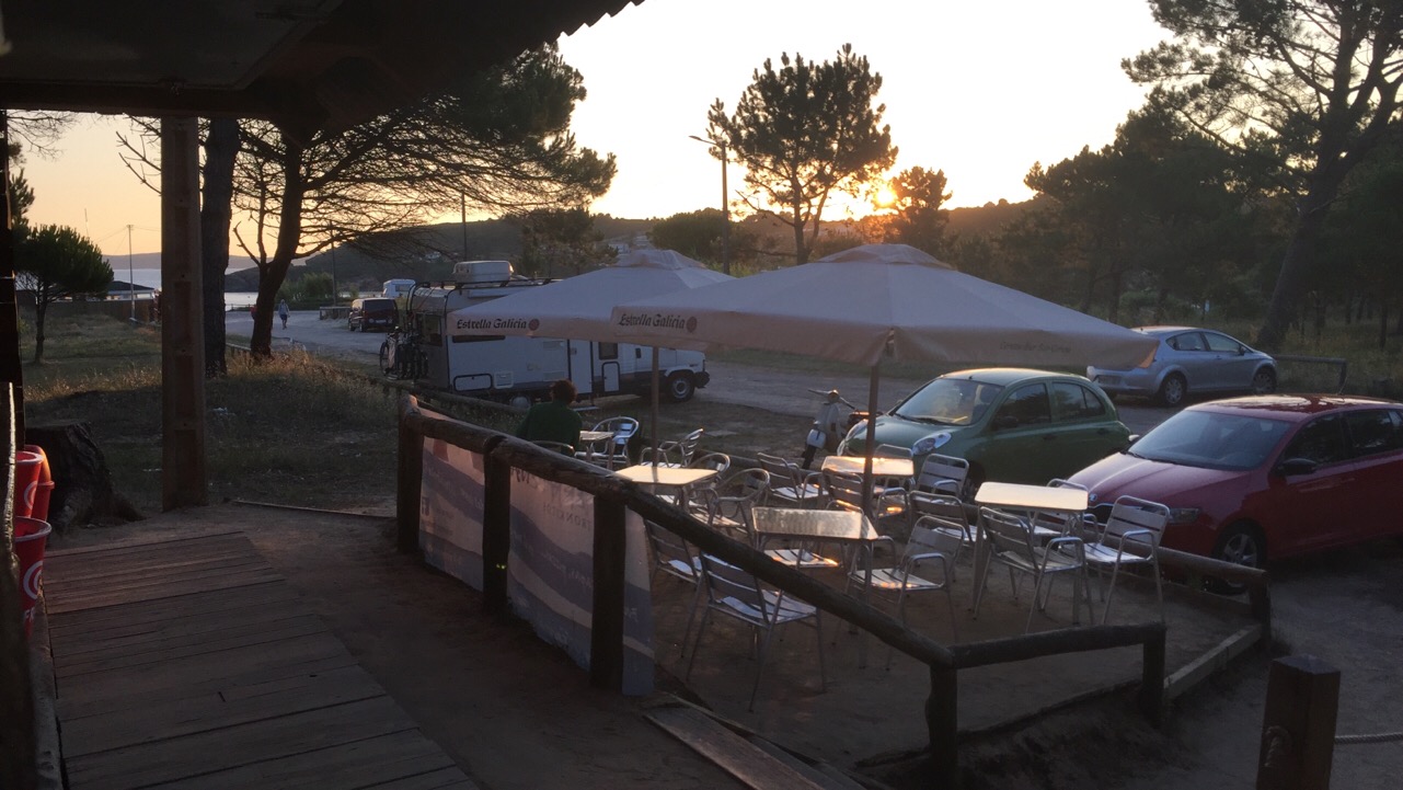 Coches aparcados al lado de una terraza
