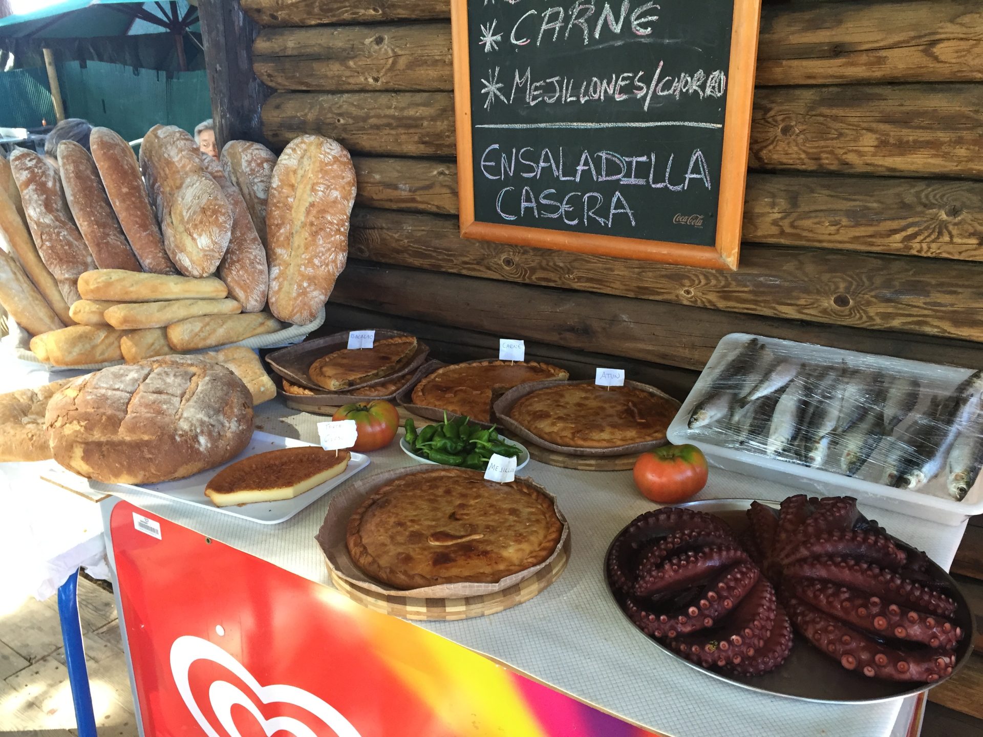 Empanadas, pulpo y panes sobre una mesa