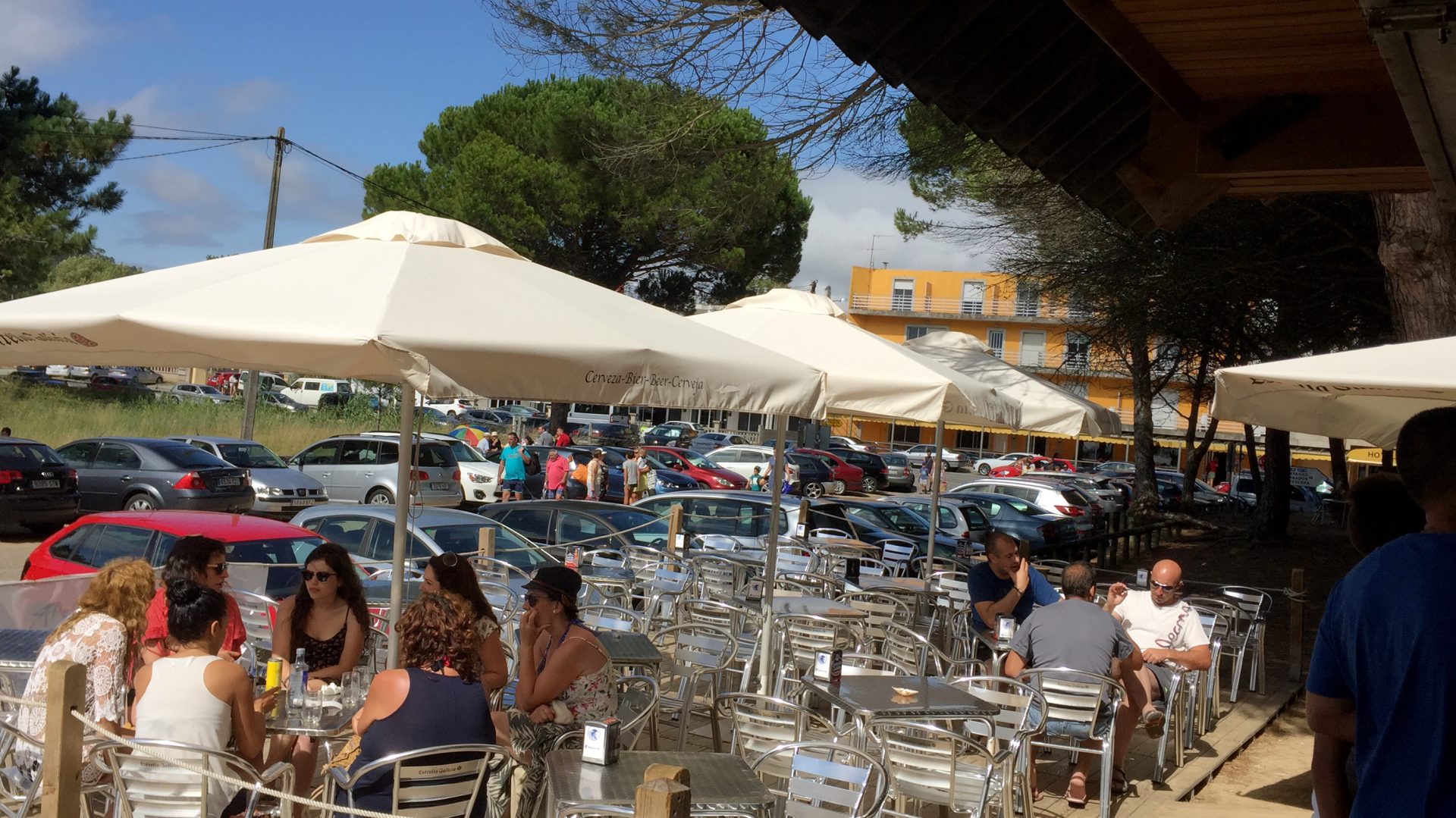 Personas tomando algo en una terraza